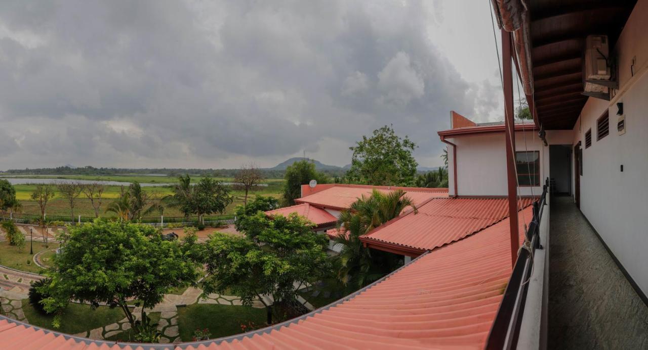 Nilambara Lake View Дамбулла Екстер'єр фото